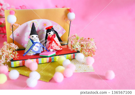 Hina dolls and cherry blossoms for Hinamatsuri Hina dolls and cherry blossoms for Hinamatsuri 136567100