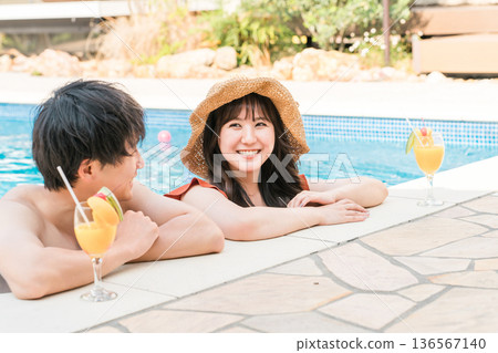一對年輕的亞洲夫婦在度假勝地的泳池玩耍 136567140