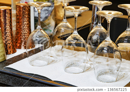 酒吧場景,酒杯倒置擺放 酒吧場景,酒杯倒置擺放 136567225