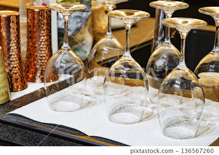 酒吧場景,酒杯倒置擺放 酒吧場景,酒杯倒置擺放 136567260