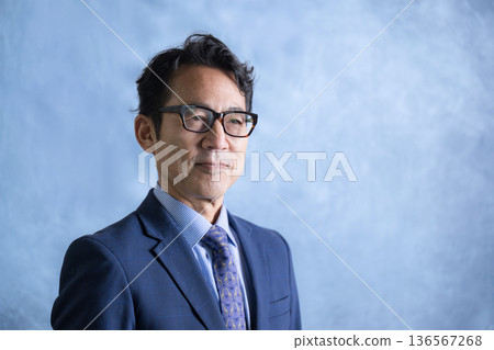 一個戴著眼鏡、看起來很酷的男人，看起來像個企業主。 136567268