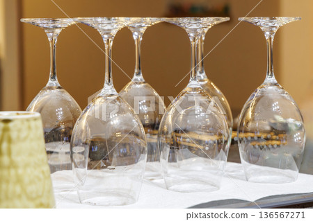 酒吧場景,酒杯倒置擺放 酒吧場景,酒杯倒置擺放 136567271