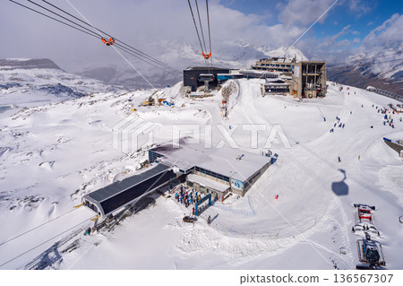冬季的特羅克納施泰克滑雪場車站和白雪皚皚的山坡。瑞士瓦萊州採爾馬特 136567307