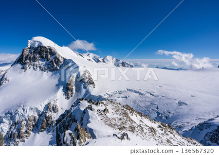 瑞士瓦萊州採爾馬特,布萊特峰及其巨大的雪頂和懸冰川。 瑞士瓦萊州採爾馬特,布萊特峰及其巨大的雪頂和懸冰川。 136567320