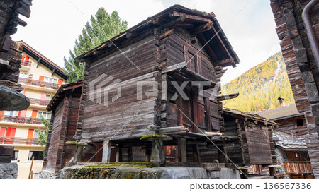 瑞士瓦萊州採爾馬特最古老的街道欣特多夫大街上的歷史悠久的木製地窖 136567336