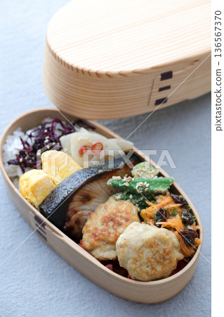 日式便當盒 136567370