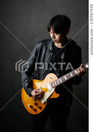 年輕男音樂家現場表演 年輕男音樂家現場表演 136567439