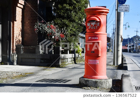 Retro mailboxes in the city_01 136567522