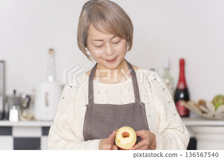 老婦人在廚房削蘋果 136567540
