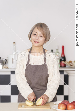 老婦人在廚房削蘋果 136567561