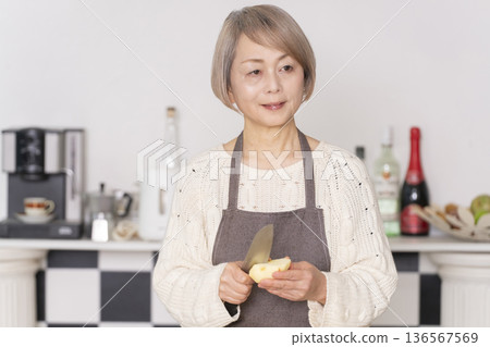 老婦人在廚房削蘋果 136567569