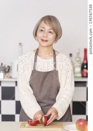 老婦人在廚房削蘋果 136567586
