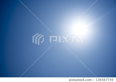 萬裡無雲的天空,陽光,春日的天空,天空,令人驚嘆的畫面 萬裡無雲的天空,陽光,春日的天空,天空,令人驚嘆的畫面 136567739