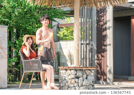 蜜月旅行,一對年輕的亞洲夫婦穿著泳裝在國外度假 蜜月旅行,一對年輕的亞洲夫婦穿著泳裝在國外度假 136567745