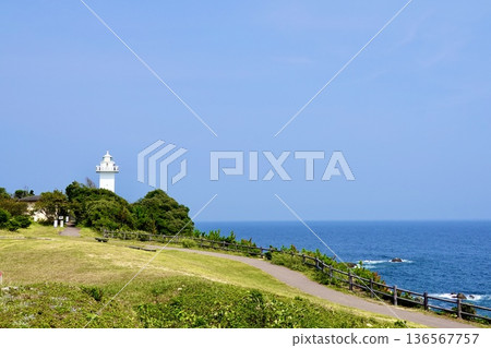 從草叢中可以看到位於阿諾裡岬公園附近的阿諾裡崎燈塔。地點:日本三重縣志摩市阿戈町。 從草叢中可以看到位於阿諾裡岬公園附近的阿諾裡崎燈塔。地點:日本三重縣志摩市阿戈町。 136567757