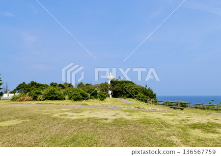 從草叢中可以看到位於阿諾裡岬公園附近的阿諾裡崎燈塔。地點:日本三重縣志摩市阿戈町。 從草叢中可以看到位於阿諾裡岬公園附近的阿諾裡崎燈塔。地點:日本三重縣志摩市阿戈町。 136567759