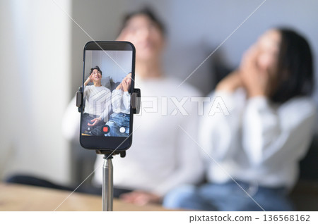 在家觀看影片的男男女女 136568162