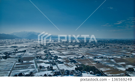 日本富山縣黑部川沖積扇和海岸線的積雪略為融化。 日本富山縣黑部川沖積扇和海岸線的積雪略為融化。 136569249