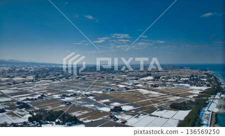 日本富山縣黑部川沖積扇和海岸線的積雪略為融化。 136569250