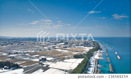 日本富山縣黑部川沖積扇和海岸線的積雪略為融化。 136569254