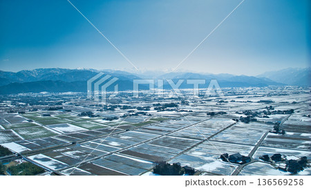 日本富山縣黑部川沖積扇和海岸線的積雪略為融化。 日本富山縣黑部川沖積扇和海岸線的積雪略為融化。 136569258