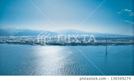 日本富山縣黑部川沖積扇和海岸線的積雪略為融化。 136569274