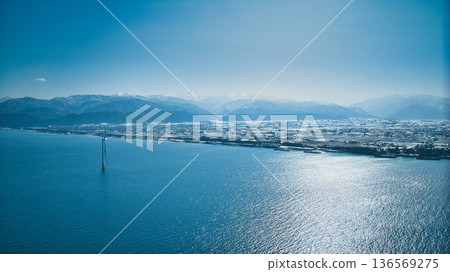 日本富山縣黑部川沖積扇和海岸線的積雪略為融化。 136569275