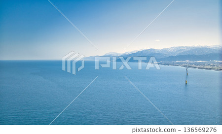 日本富山縣黑部川沖積扇和海岸線的積雪略為融化。 136569276