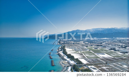 日本富山縣黑部川沖積扇和海岸線的積雪略為融化。 136569284