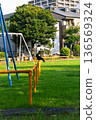 空曠的公園裡的遊樂場設備 136569324