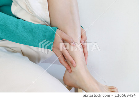 一名女子出現腳踝疼痛、腫脹和扭傷。 一名女子出現腳踝疼痛、腫脹和扭傷。 136569454