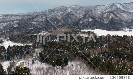 無人機空拍的日本雪山照片 無人機空拍的日本雪山照片 136569828