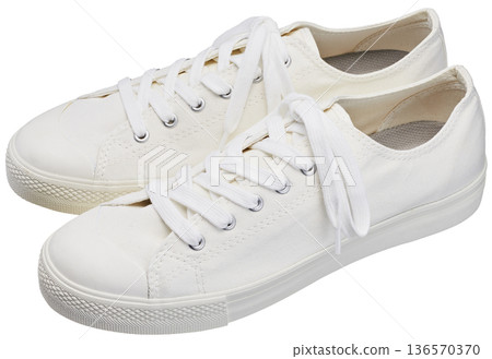 一雙乾淨的白色帆布鞋，白色背景。 136570370