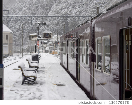 諾斯電氣鐵路的5100系列列車停靠在白雪皚皚的車站。 諾斯電氣鐵路的5100系列列車停靠在白雪皚皚的車站。 136570378