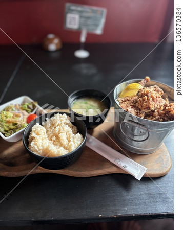 Fried fried chicken set Fried fried chicken set 136570384