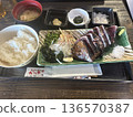 Seared bonito with salt 136570387
