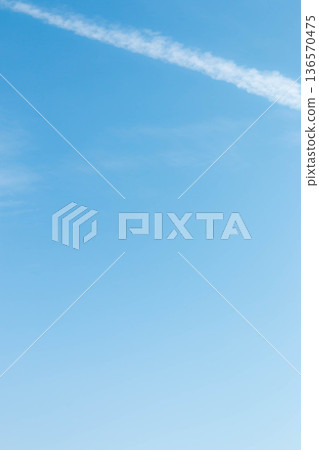 藍天白雲背景素材（垂直構圖，留白） 136570475