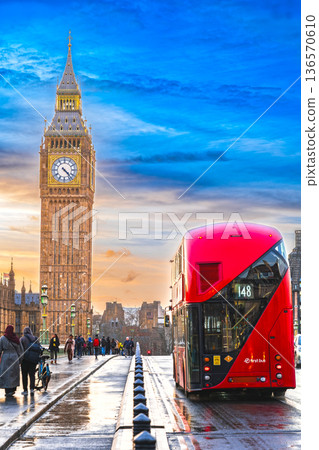 倫敦：日落時的伊麗莎白塔和雙層巴士。 136570610
