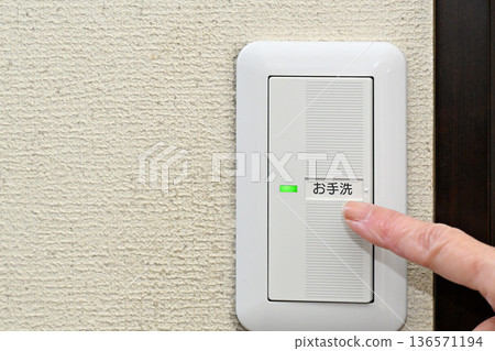 操作電開關的圖片 136571194