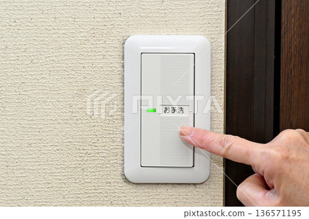 操作電開關的圖片 136571195