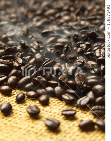 新鮮烘焙的咖啡豆 136571493