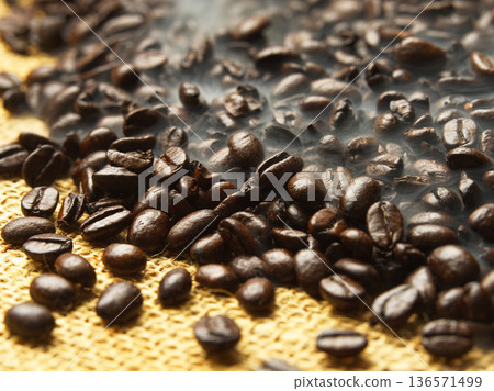 新鮮烘焙的咖啡豆 136571499