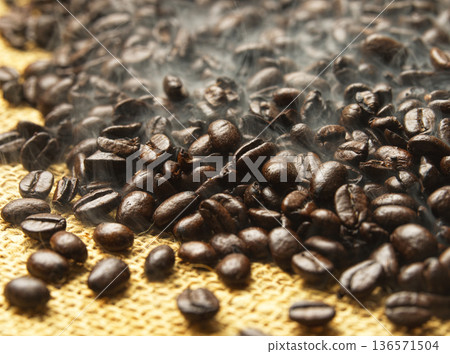 Freshly roasted coffee beans 136571504