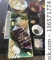 Seared bonito with salt 136571774