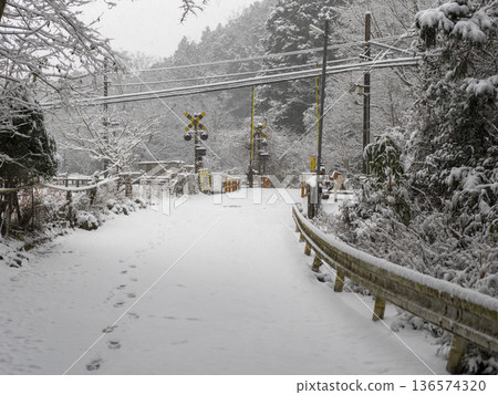 積雪覆蓋的鼻子電氣鐵路妙軒線鐵路道口 136574320
