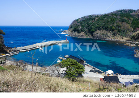 春天，從兵庫縣神町山陰本線鎧井站眺望古樸的鎧井漁港。 136574698