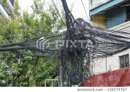 東南亞常見的電線桿，上面纏繞著錯綜複雜的電線。 136574767