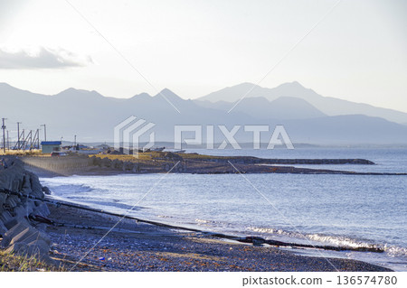 從野付半島看到的知床半島山脈 136574780