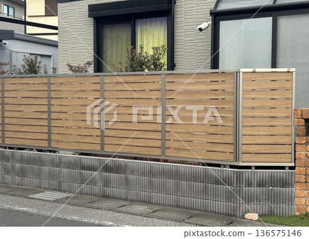 獨立式住宅的木製隱私圍欄 136575146