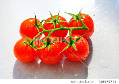 Fresh fruit tomatoes Fresh fruit tomatoes 136575714